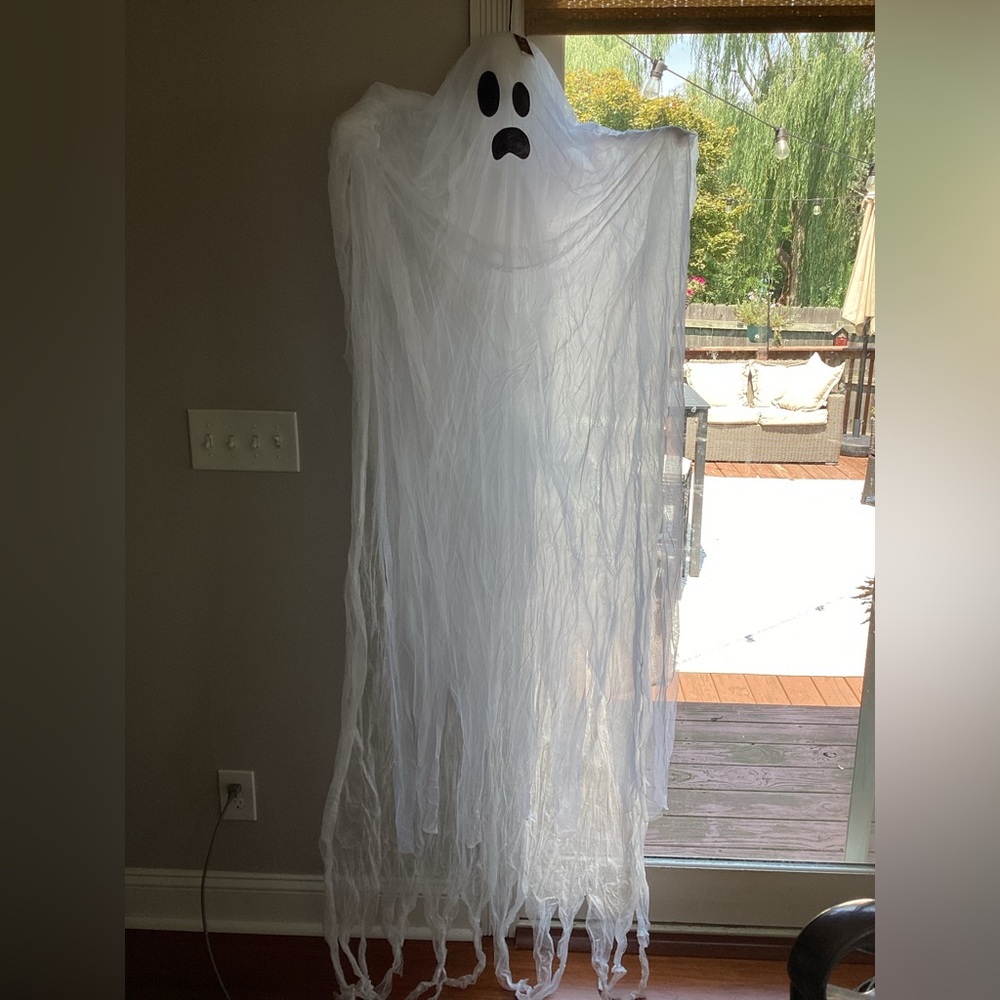 Halloween 7’ Hanging Ghost, gauze, poseable arms
